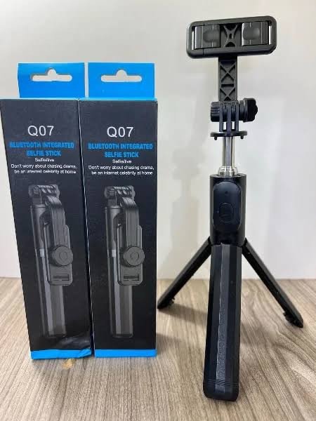Q07 Premium Selfie Stick And Tripod Stand